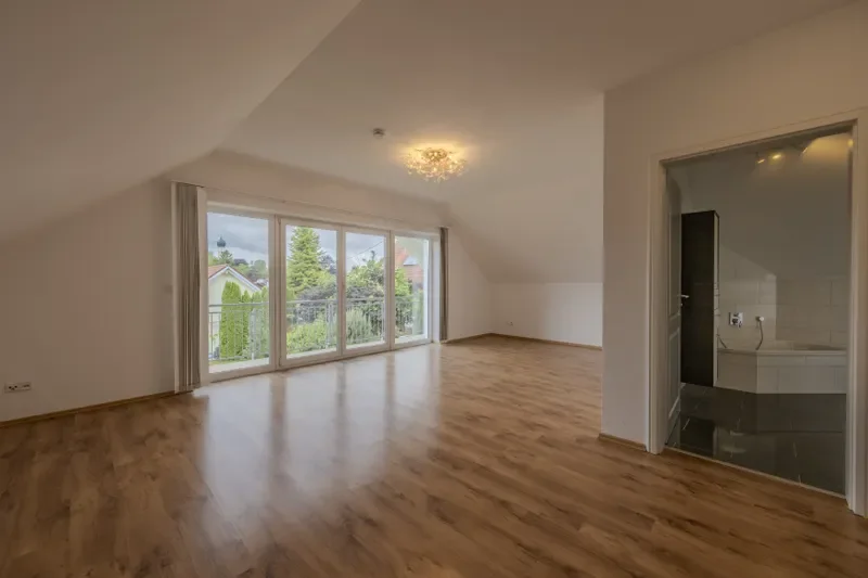 Großes Schlafzimmer mit Balkon