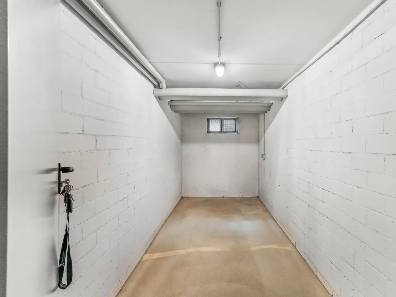 zwei zusätzliche Kellerräume