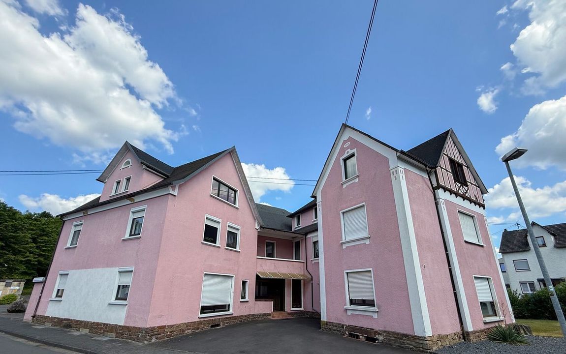 Charmantes Mehrfamilienhaus mit 6 Wohneinheiten auf großzügigem Grundstück in Hausen (Wied)