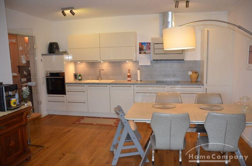 Esstisch und K&uuml;che