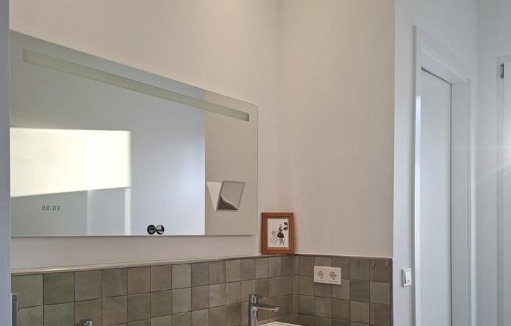 Tageslichtbad mit Dusche, Badewanne und separatem WC