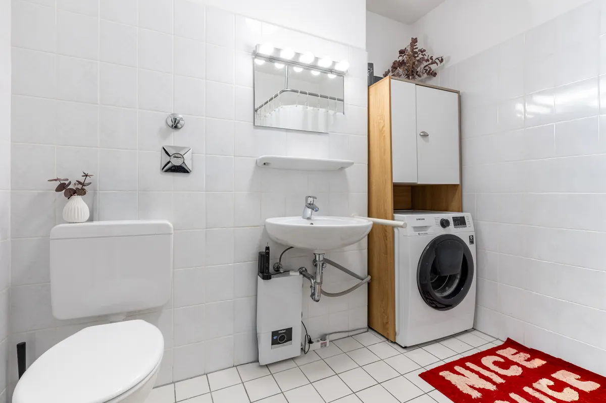 Das Badezimmer mit Waschmaschinenanschluss