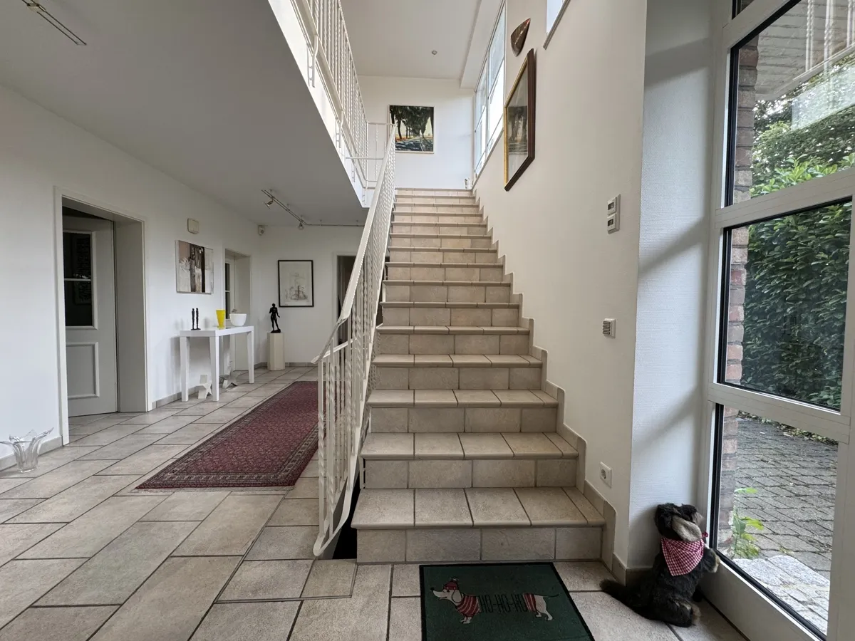 Der Treppenaufgang zum Obergeschoss