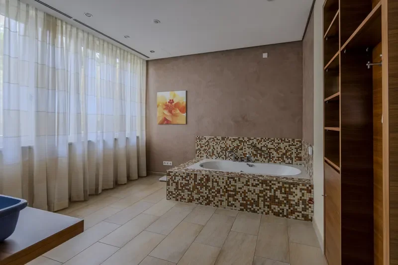 Gemeinschaftsraum mit Badewanne