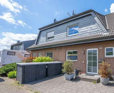 Wohlfühloase für die Familie: Zentrumsnahes Raumwunder mit Wintergarten und flexiblem Extra-Wohnraum