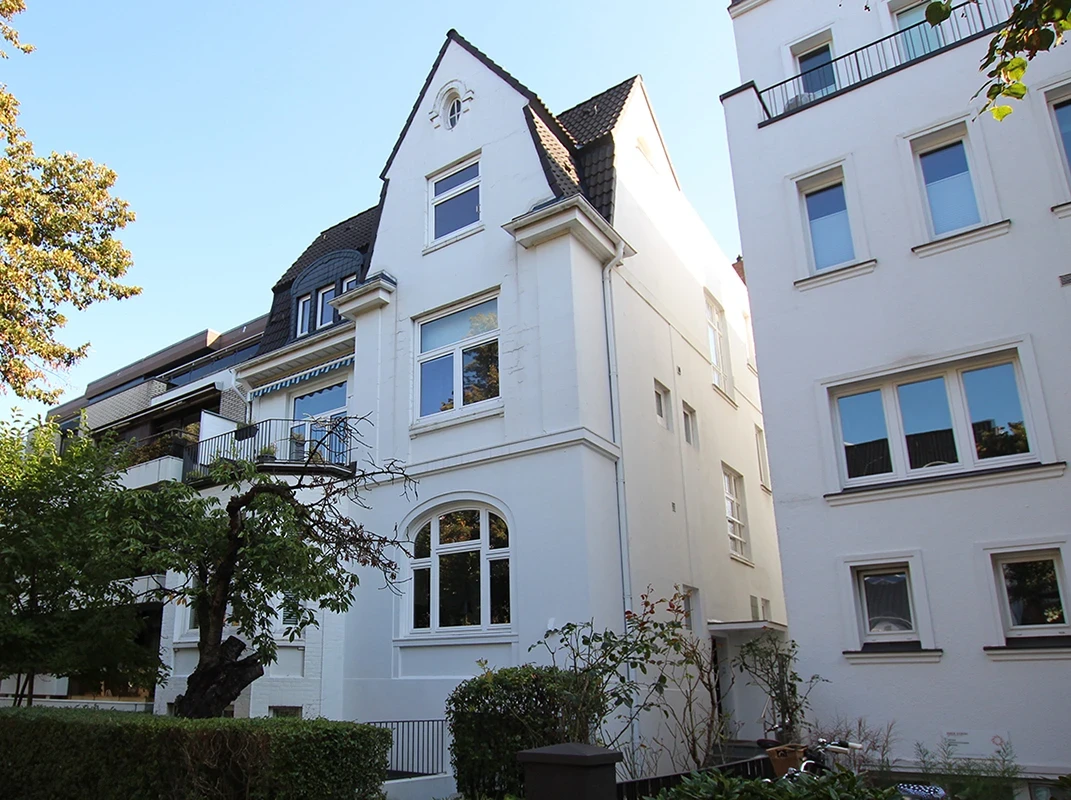 Aussenansicht-Geffckenstrasse Weißes Altbau-Mehrfamilienhaus mit Giebel in Hamburg
