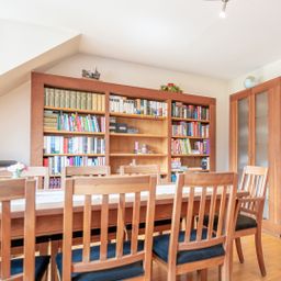 Haus‑in‑Haus‑Charakter: stilvolle 5‑Zimmer‑Maisonette mit Balkon und viel Raum zur freien Entfaltung
