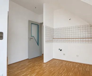 Helle ca. 45m² große 2-Zimmer-Dachgeschosswohnung mit Tageslichtbad - Photo 1