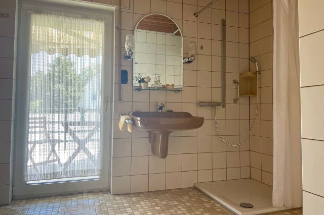 Bad mit ebenerdiger Dusche (EG)