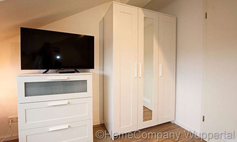 Kleiderschrank und Kommode