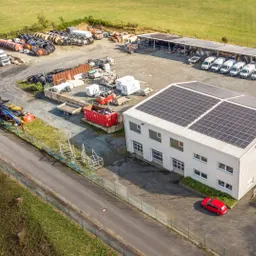 Großzügiger Gewerbekomplex mit Bürogebäude, Werkstatt-/Halle, Freifläche & PV-Anlage!