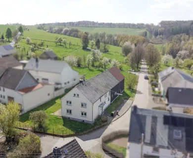 Fachwerk-/Bauernhaus in Ortsrandlage – Mit 2 Pferdeboxen und ausbaubarem Heuboden!