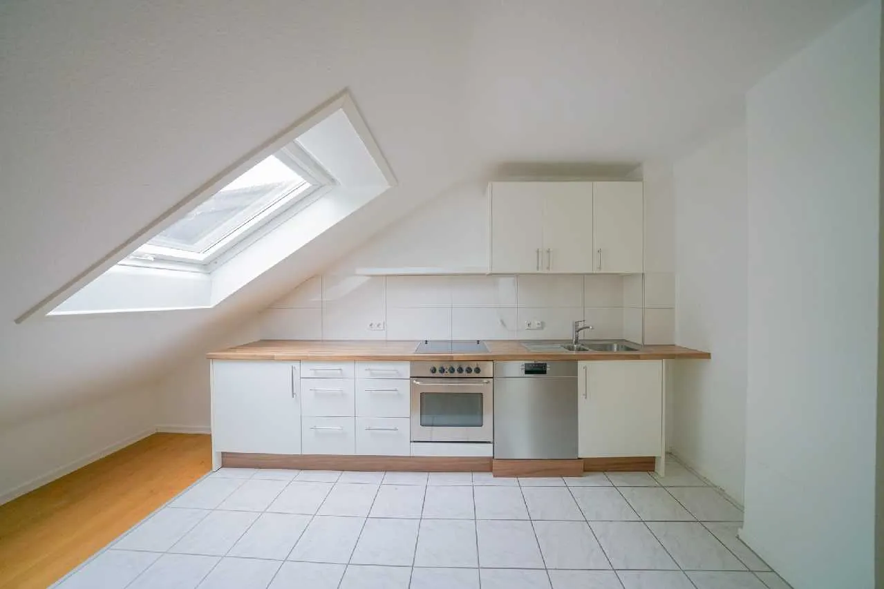 Ratingen-Süd: Gemütliche 3-Zimmer-Dachgeschosswohnung mit EBK und Gartenmitbenutzung im Grünen - Photo 2