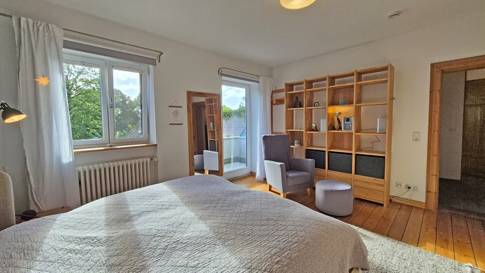 Schlafzimmer mit Balkon