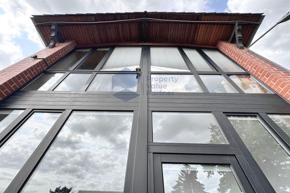 Barrierefreie B&uuml;rofl&auml;che im Erdgeschoss in verkehrsg&uuml;nstiger Lage &ndash; Au&szlig;enstellplatz inklusive