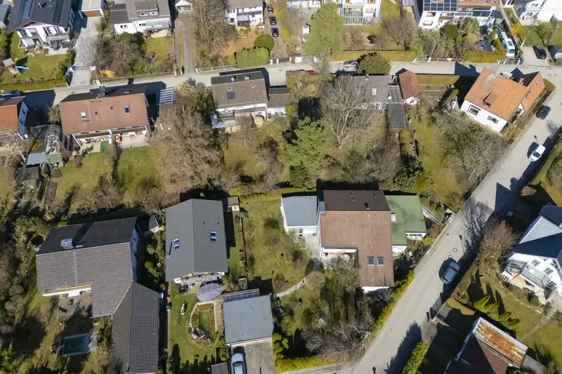 Blick auf Haus (oben Mitte) und umgebende Bebauung