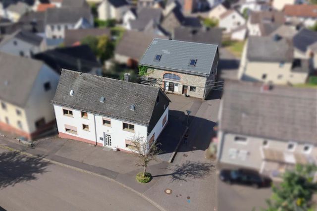 Vorderansicht mit Blick auf die Scheune