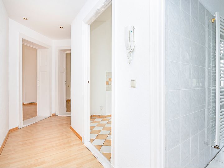 Heller Altbau mit 2 Zimmer und Südbalkon. +Provisionsfrei+