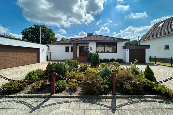 Ein Zuhause mit Charakter  Freistehender Bungalow auf großzügigem Grundstück in MG-Hardt