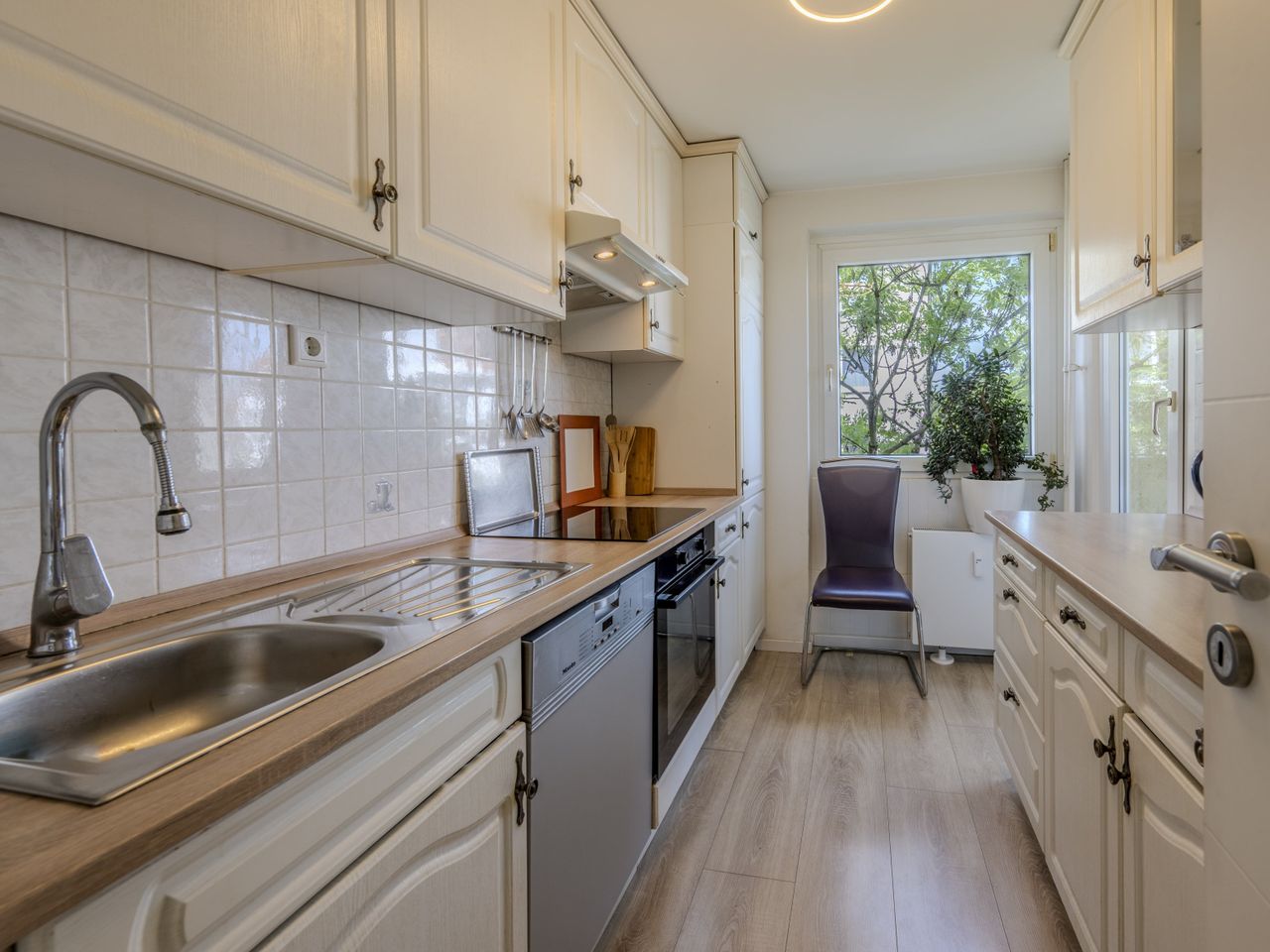 Küche mit Zugang zum Balkon