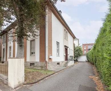 Mit Erbpacht: Zweifamilienhaus mit zwei Eingängen sowie tollem Garten und Garage in beliebter Lage