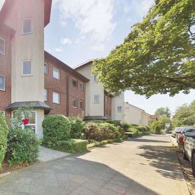 Kreatives Potenzial mit Sonnenplatz: 2-Zimmer-EG Wohnung mit Südterrasse und Tiefgaragenstellplatz