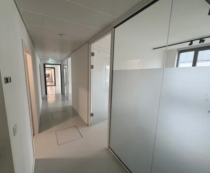4.OG_Flur mit Blick in die Büros