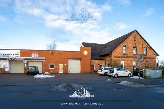 Mischimmobilie mit Zweifamilienhaus und vermieteter Werkstatt-/Lagerhalle auf 3.885 m&sup2; in Garbsen