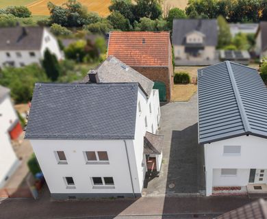 Zwei sanierte Zweifamilienhäuser mit großer Scheune auf einem Grundstück mit Fernblick auf Limburg!