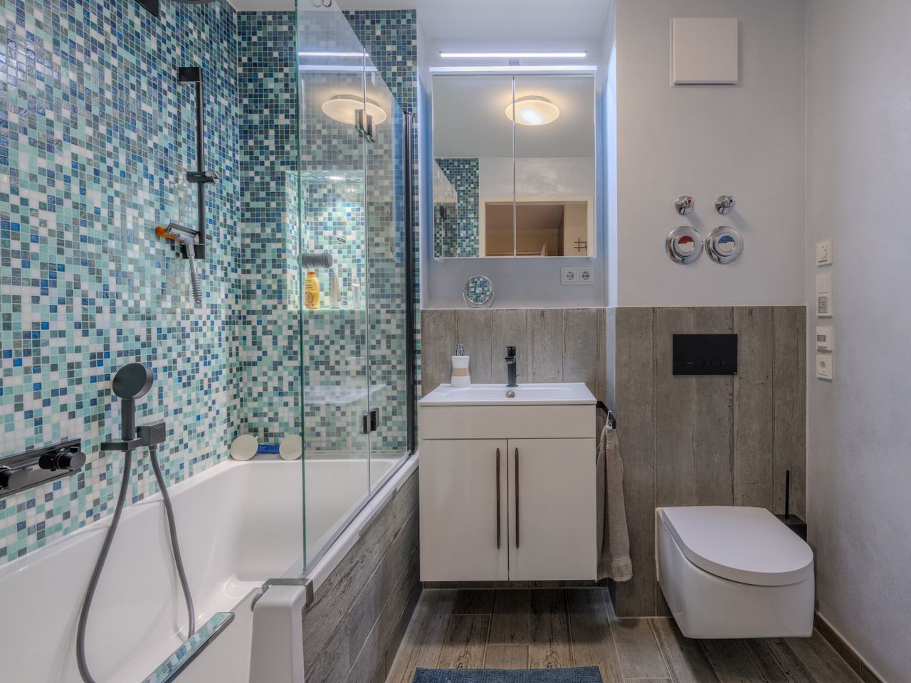 Badezimmer innenliegend mit Badewanne, WC