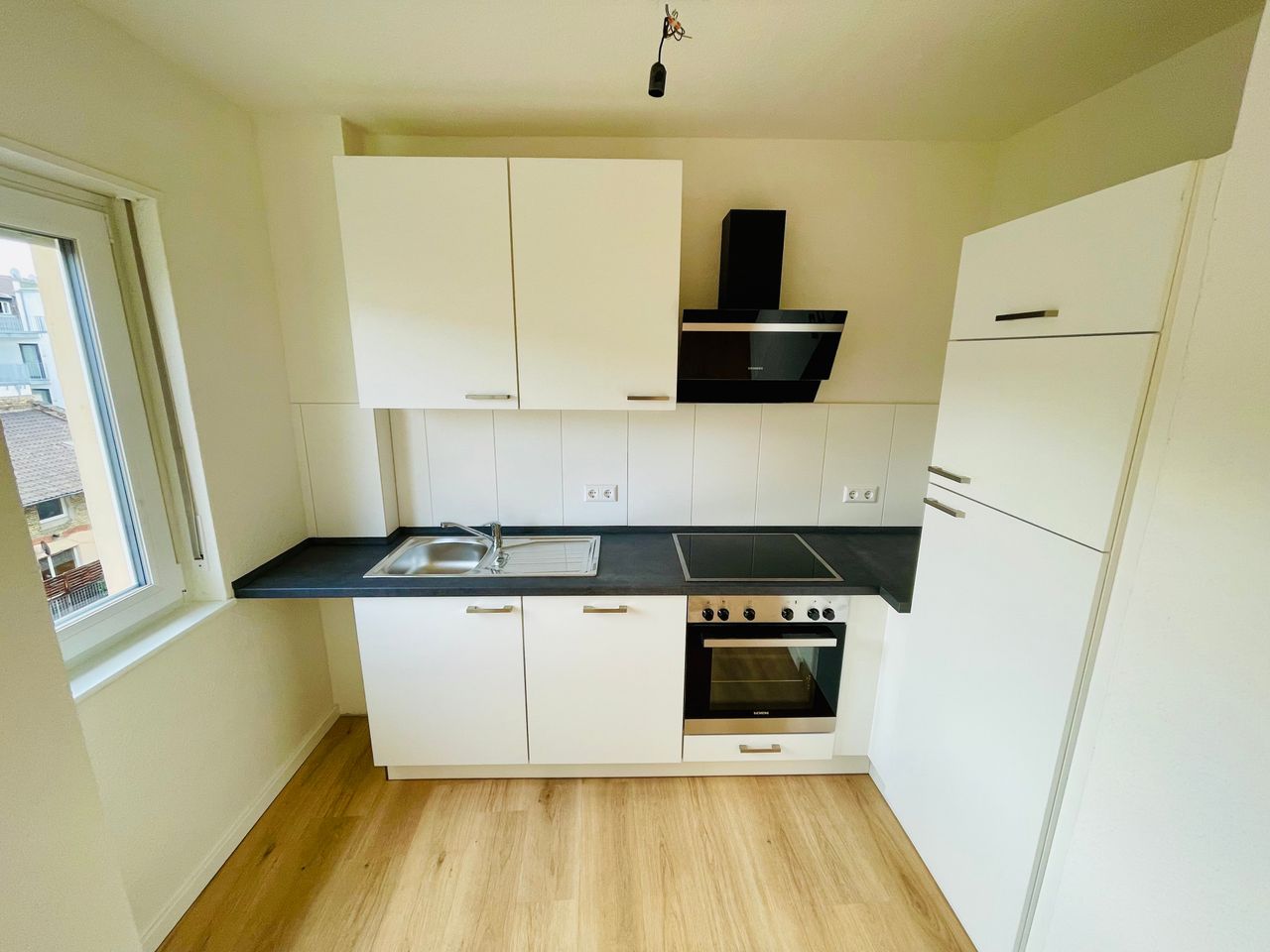 Schwetzingerstadt – Erstbezug nach Sanierung! 1 ZKD/Balkon-Wohnung mit Einbauküche - Photo 1