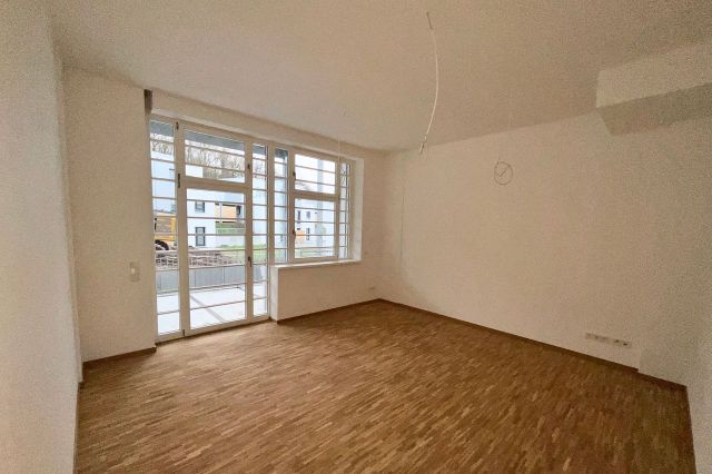 Wohnzimmer mit Zugang zum Balkon