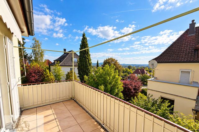 Sonniger Balkon mit Weitblick