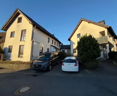 Attraktives Wohnensemble: 6 vermietete Wohnungen. 4 separate Eingänge.