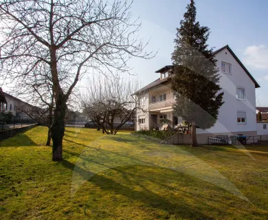 Dreifamilienhaus mit Renovierungspotenzial