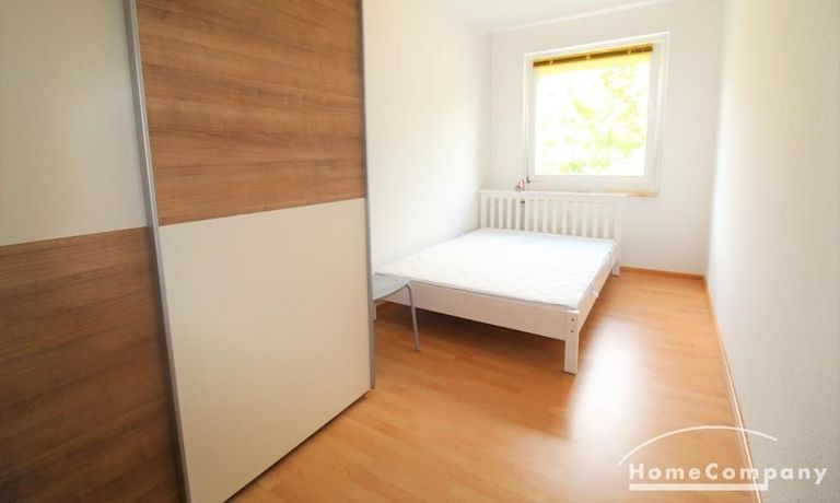 Schlafzimmer 2 mit Doppelbett + Schrank