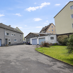 Zentral gelegenes Zweifamilienhaus mit viel Potenzial, 6 Garagen und Halle – IS-Letmathe