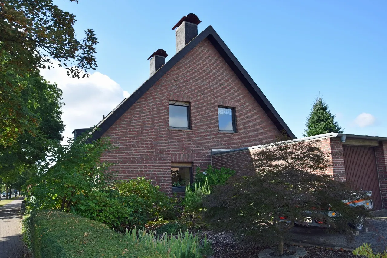 Ein Haus, viele Möglichkeiten: Großes Wohnhaus mit Einliegerwohnung und Bauland in 41379 Brüggen