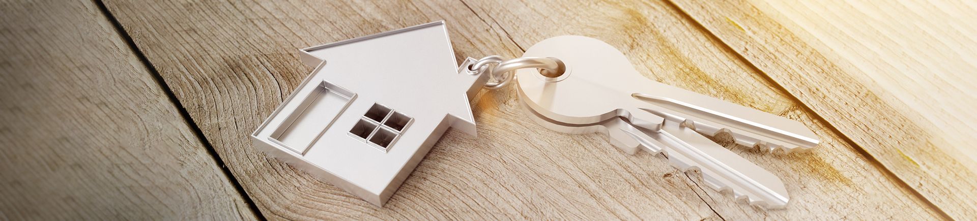 Immobilienmakler Immobilie vermieten Schlüssel mit Hausanhänger