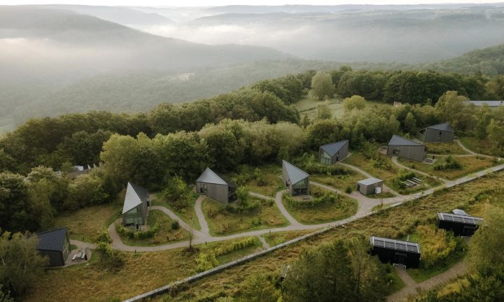 Cabins von oben im Nebel