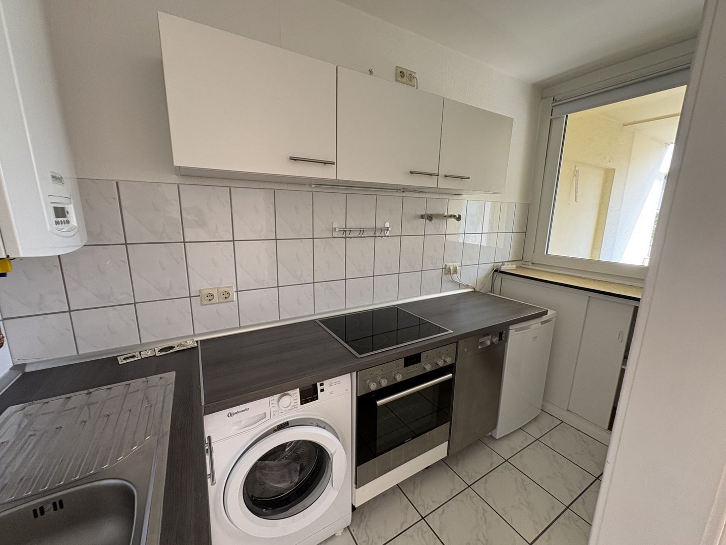 Zentral wohnen mit allem drum und drin: 2 Zimmer, EBK, Parkett und Balkon - Photo 2