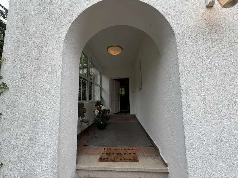 Überdachter Eingangsbereich