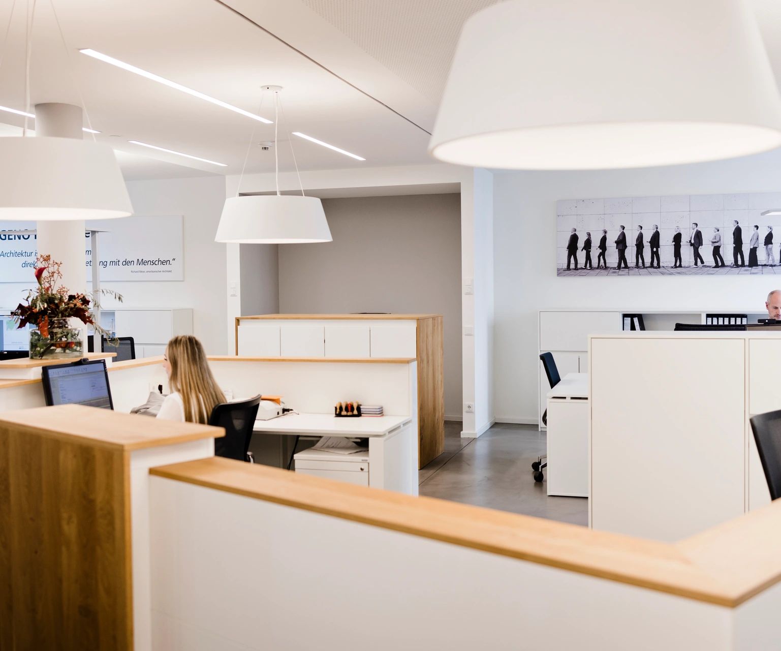Moderne Büroarbeitsplätze in den Räumen von GENO Immobilien