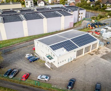 Großer Gewerbekomplex mit Bürogebäude, Werkstatt-/Halle, Freifläche und PV-Anlage!