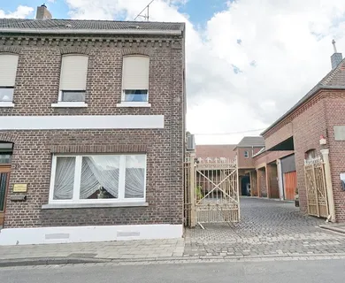 Aldekerk: Historisches Reihenendhaus mit Lagerhallen u. Büros