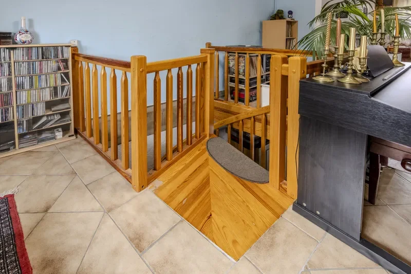Innen-Treppe vom Erdgeschoss zum 1. Obergeschoss