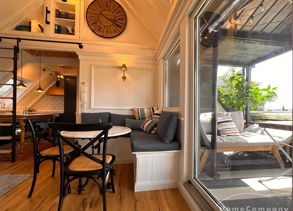 Essbereich mit Zugang zum Balkon