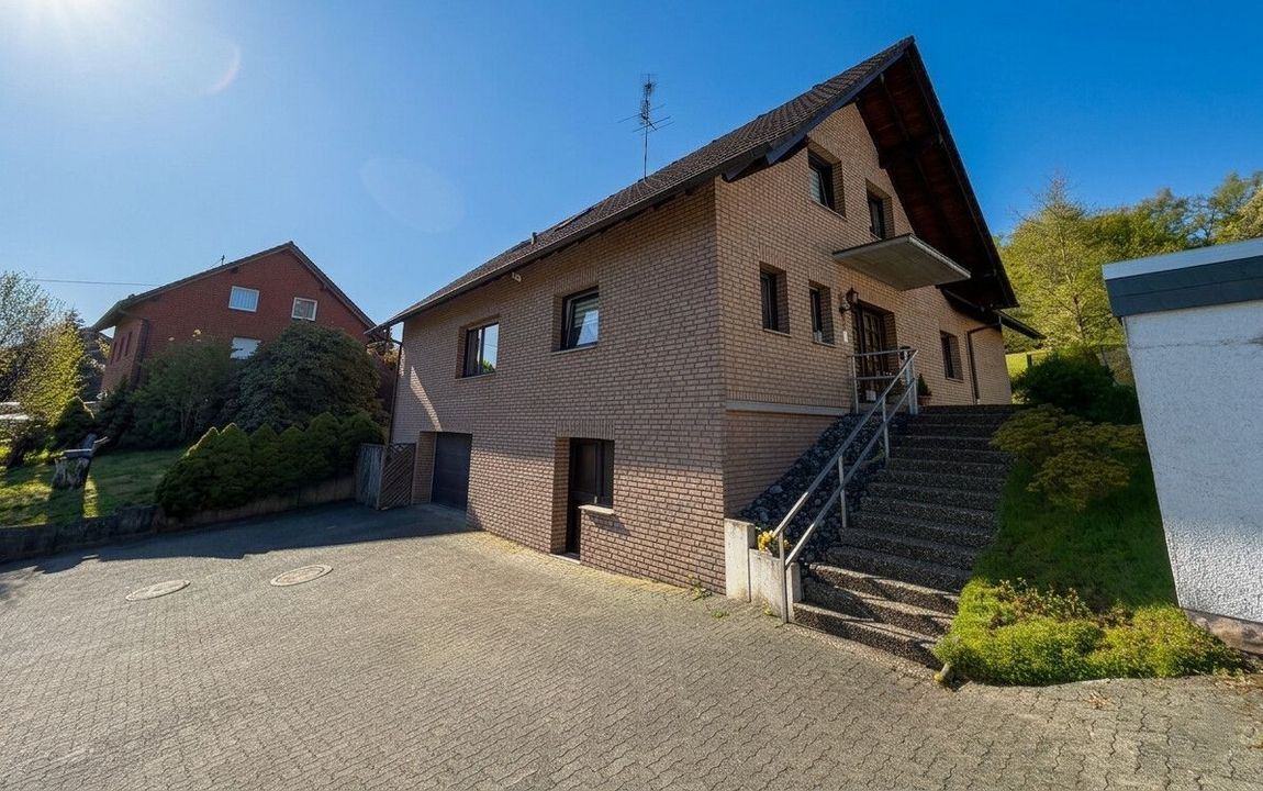 Vermietetes Zweifamilienhaus mit Sauna, Partykeller und Waldblick!