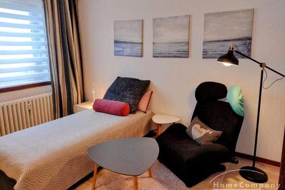 Schönes, helles Zimmer in einer Berufstätigen-WG (max. 2 Mitbewohner), möbliert, mit gr. Dachterrasse zur Mitbenutzung, City-Lage.