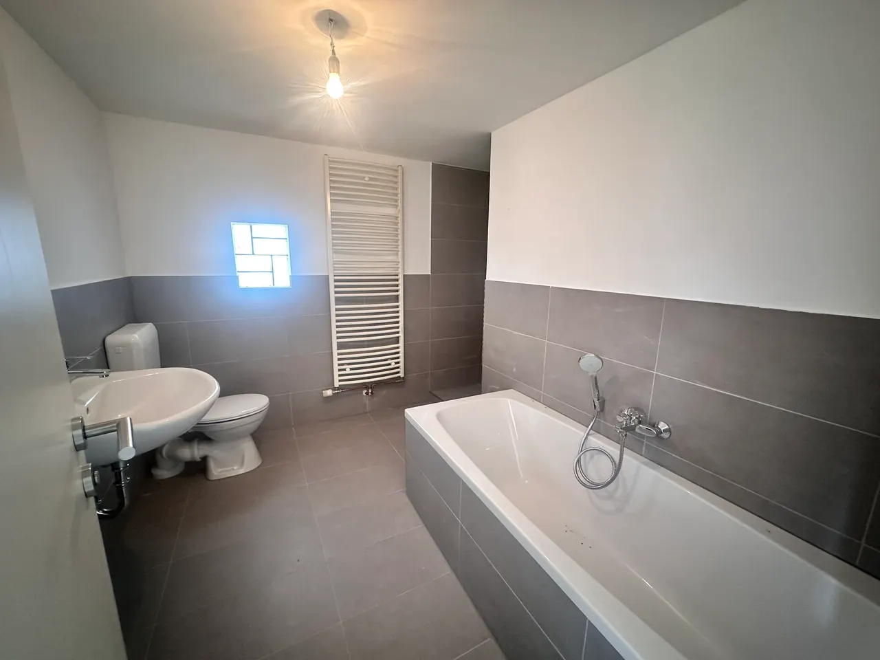 Einfamilienhaus mit Garten und Garage - Photo 2